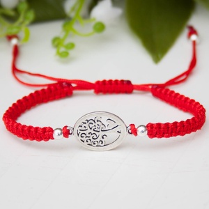 Fonott makramé karkötő - Életfa piros - Meska.hu