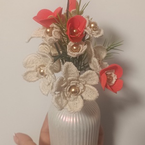 Kézzel öntött váza saját készítésű virágkompozícióval. Tartós, romantikus lakásdekoráció, ajándéknak is tökéletes. Egyed - otthon & életmód - virágdekoráció - virágdíszek - asztali virágdísz - Meska.hu