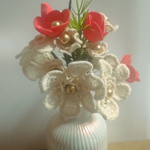 Kézzel öntött váza saját készítésű virágkompozícióval. Tartós, romantikus lakásdekoráció, ajándéknak is tökéletes. Egyed - Meska.hu