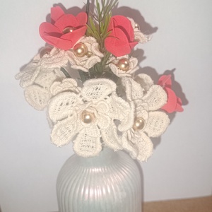 Kézzel öntött váza saját készítésű virágkompozícióval. Tartós, romantikus lakásdekoráció, ajándéknak is tökéletes. Egyed - otthon & életmód - virágdekoráció - virágdíszek - asztali virágdísz - Meska.hu