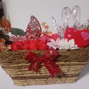 Romantikus kézműves virágkosár � örök virágdekoráció szívvel és pillangóval  - otthon & életmód - virágdekoráció - virágdíszek - asztali virágdísz - Meska.hu