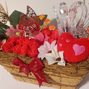 Romantikus kézműves virágkosár � örök virágdekoráció szívvel és pillangóval  - otthon & életmód - virágdekoráció - virágdíszek - asztali virágdísz - Meska.hu