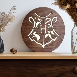 Roxfort címer - Lézervágott fa lámpa Harry Potter minta, fehér LED világítással és fényerőszabályzós kapcsolóval - Meska.hu