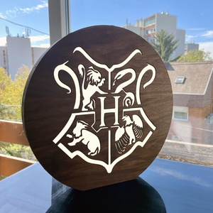 Roxfort címer - Lézervágott fa lámpa Harry Potter minta, fehér LED világítással és fényerőszabályzós kapcsolóval - otthon & életmód - lámpa - hangulatlámpa - Meska.hu