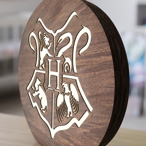 Roxfort címer - Lézervágott fa lámpa Harry Potter minta, fehér LED világítással és fényerőszabályzós kapcsolóval - otthon & életmód - lámpa - hangulatlámpa - Meska.hu