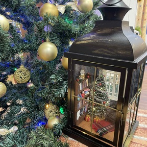 Karácsonyi lámpás dekoráció, Karácsony, Karácsonyi lakásdekoráció, Karácsonyi fénydekoráció, Mindenmás, Kedves karácsonyi jelenet egy nagyméretű lámpásban (41x16x16). 
Igazán különleges, egyedi darab. Bá..., MESKA