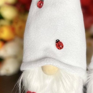 Katicás textil manó fehér sapkában - Meska.hu