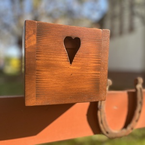 Virágtartó dobozka / szíves, teak/, Otthon & Életmód, Ház & Kert, Virágláda, balkonláda, , Szárított fenyőből készült virágtartó dobozka. Külső méretei: 16cm*16cm*14,5cm.Belül egy kis cserép..., MESKA