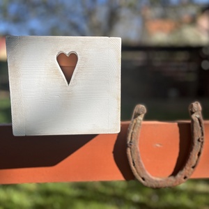 Virágtartó dobozka / szíves, antikolt fehér/ - Meska.hu