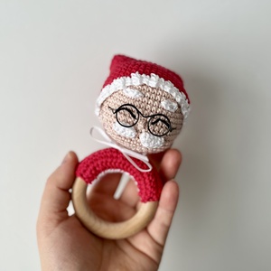 Horgolt Mikulás csörgő fa karikán - karácsony - mikulás - mikulás ajándékok - Meska.hu