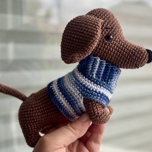 Horgolt pulcsis tacskó - játék & sport - plüssállat & játékfigura - kutya - Meska.hu