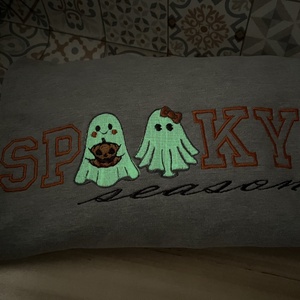 Pulóver Halloweenra sötétben világító cérnával - Meska.hu