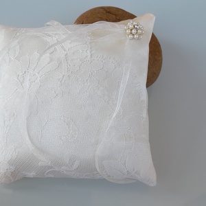 Törtfehér gyűrűpárna  , franciacsipkével, strasszal, Esküvő, Kiegészítők, Gyűrűtartó & Gyűrűpárna, Varrás, MESKA
