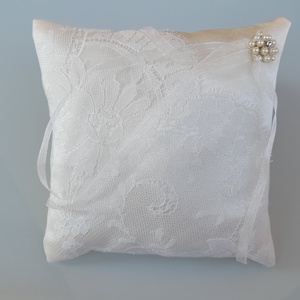 Törtfehér gyűrűpárna  , franciacsipkével, strasszal - esküvő - kiegészítők - gyűrűtartó & gyűrűpárna - Meska.hu