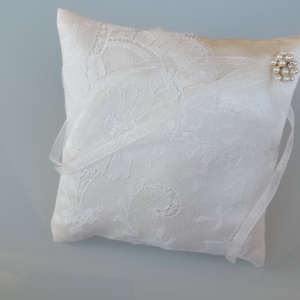Törtfehér gyűrűpárna  , franciacsipkével, strasszal - esküvő - kiegészítők - gyűrűtartó & gyűrűpárna - Meska.hu