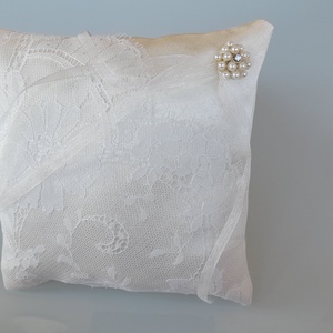 Törtfehér gyűrűpárna  , franciacsipkével, strasszal - esküvő - kiegészítők - gyűrűtartó & gyűrűpárna - Meska.hu
