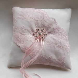Krém gyűrűpárna  ,rózsaszín  csipkével - esküvő - kiegészítők - gyűrűtartó & gyűrűpárna - Meska.hu