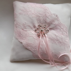 Krém gyűrűpárna  ,rózsaszín  csipkével - esküvő - kiegészítők - gyűrűtartó & gyűrűpárna - Meska.hu