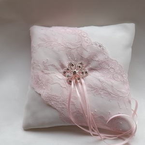 Krém gyűrűpárna  ,rózsaszín  csipkével - esküvő - kiegészítők - gyűrűtartó & gyűrűpárna - Meska.hu