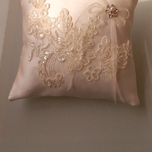 Krém   gyűrűpárna , rátét csipkével - esküvő - kiegészítők - gyűrűtartó & gyűrűpárna - Meska.hu