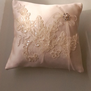 Krém   gyűrűpárna , rátét csipkével - esküvő - kiegészítők - gyűrűtartó & gyűrűpárna - Meska.hu