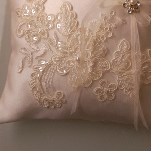 Krém   gyűrűpárna , rátét csipkével - esküvő - kiegészítők - gyűrűtartó & gyűrűpárna - Meska.hu