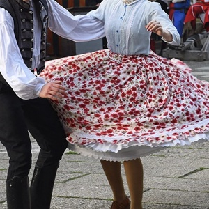 Piros virágos bő szoknya XL - fehér csipkével, derék 80-90 cm, népi táncszoknya, nyári  - ruha & divat - női ruha - szoknya - Meska.hu