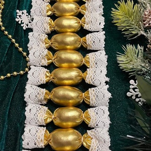 Textilszaloncukor ezüst lamévirágos, fehér csipkés, shabby chic karácsonyfadísz - karácsony - karácsonyi lakásdekoráció - ünnepi asztaldekoráció - Meska.hu