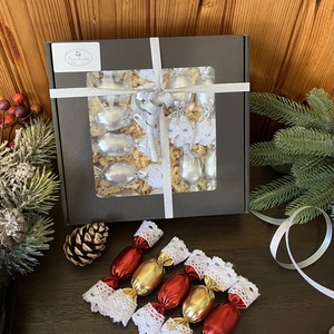 Textilszaloncukor ezüst lamévirágos, fehér csipkés, shabby chic karácsonyfadísz - Meska.hu