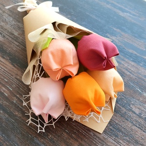 Textil tulipán csokor natúr csomagolásban 5 szál/cs, örökcsokor, egyedi összeállítás, Otthon & Lakás, Dekoráció, Virágdísz és tartó, Csokor & Virágdísz, Varrás, MESKA