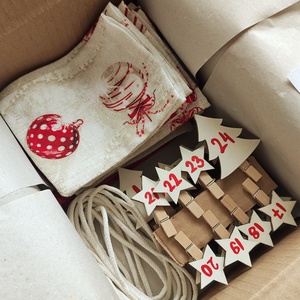 Adventi kalendárium, adventi naptár, piros-natúr színek, több méret - karácsony - adventi díszek - adventi naptár - Meska.hu