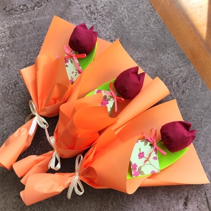 Textil tulipán csomagolva, kísérő kártyával több színben - otthon & életmód - virágdekoráció - virágok - szálas virág - Meska.hu