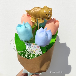 Ballagási virágcsokor dinó figurával több színeben - otthon & életmód - virágdekoráció - virágok - virágcsokor - Meska.hu