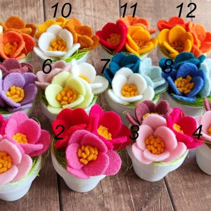 Nőnapi ajándék, gyapjúfilc virágok cserépben választható színben - otthon & életmód - virágdekoráció - virágdíszek - asztali virágdísz - Meska.hu