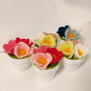 Nőnapi ajándék, gyapjúfilc virágok cserépben választható színben - otthon & életmód - virágdekoráció - virágdíszek - asztali virágdísz - Meska.hu