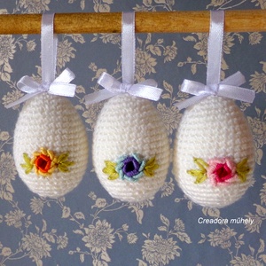 Horgolt húsvéti tojás hímzett rózsával, akasztóval - ünnepi díszek, dekorációk - húsvéti díszek és dekorációk - húsvéti tojás, hímestojás - Meska.hu