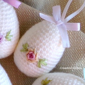 Horgolt húsvéti tojás rózsával, akasztóval 3 darab - ünnepi díszek, dekorációk - húsvéti díszek és dekorációk - húsvéti tojás, hímestojás - Meska.hu