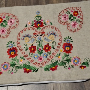Párna huzat, Otthon & Életmód, Lakástextil, Párna & Párnahuzat, Díszpárna (belsővel együtt), Hímzés,  Kézzel himzett párna huzat 
Mérete kb 38x48 
, MESKA