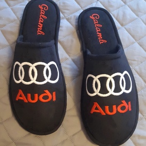 Szobapapucs Férfiaknak Audi logóval hímezve, névre szólóan. - Meska.hu