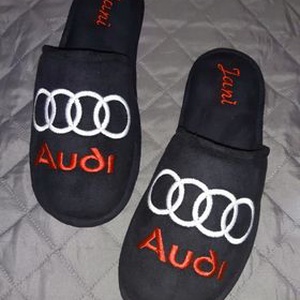 Szobapapucs Férfiaknak Audi logóval hímezve, névre szólóan. - Meska.hu
