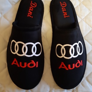 Szobapapucs Férfiaknak Audi logóval hímezve, névre szólóan. - Meska.hu