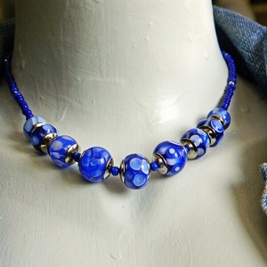 Azzurro - kék fehér lámpagyöngy nyaklánc, kézzel készült üveggyöngy nyaklánc, MURÁNÓI üveg nyaklánc - ékszer - nyaklánc - gyöngyös nyaklánc - Meska.hu