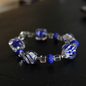 Kék fehér lámpagyöngy karkötő, klasszikus üveggyöngy karkötő, MURÁNÓI üveg ékszer, romantikus karkötő, Ékszer, Karkötő, Gyöngyös karkötő, Ékszerkészítés, Üvegművészet, MESKA