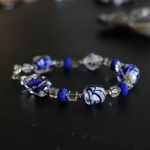 Kék fehér lámpagyöngy karkötő, klasszikus üveggyöngy karkötő, MURÁNÓI üveg ékszer, romantikus karkötő - ékszer - karkötő - gyöngyös karkötő - Meska.hu