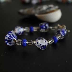 Kék fehér lámpagyöngy karkötő, klasszikus üveggyöngy karkötő, MURÁNÓI üveg ékszer, romantikus karkötő - ékszer - karkötő - gyöngyös karkötő - Meska.hu