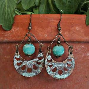 Artemis - rusztikus lámpagyöngy fülbevaló, holdfázis fülbevaló, türkiz zöld üveggyöngy fülbevaló, MURÁNÓI üveg ékszer - ékszer - fülbevaló - lógó fülbevaló - Meska.hu