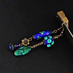 Felemás - virágmintás lámpagyöngy fülbevaló, kék zöld üveggyöngy fülbevaló, aszimmetrikus fülbevaló, MURÁNÓI ÜVEGékszer - ékszer - fülbevaló - lógó fülbevaló - Meska.hu