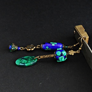 Felemás - virágmintás lámpagyöngy fülbevaló, kék zöld üveggyöngy fülbevaló, aszimmetrikus fülbevaló, MURÁNÓI ÜVEGékszer - ékszer - fülbevaló - lógó fülbevaló - Meska.hu