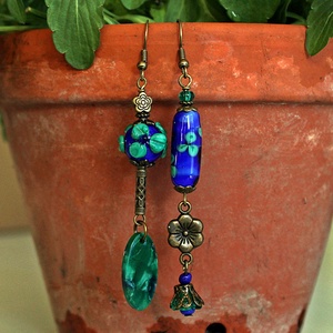 Felemás - virágmintás lámpagyöngy fülbevaló, kék zöld üveggyöngy fülbevaló, aszimmetrikus fülbevaló, MURÁNÓI ÜVEGékszer, Ékszer, Fülbevaló, Lógó fülbevaló, Ékszerkészítés, Üvegművészet, MESKA