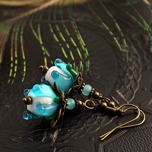 Bohém rózsa - kék-fehér lámpagyöngy virág fülbevaló, Muránói üvegékszer, menyasszonyi üveggyöngy fülbevaló, Ékszer, Fülbevaló, Lógó fülbevaló, Ékszerkészítés, Üvegművészet, MESKA